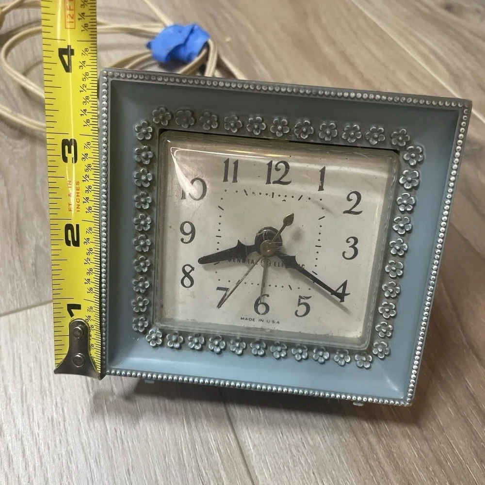 Vintage General Electric blue Alarm Clock with Flowers Model #7285 It Wobbles!